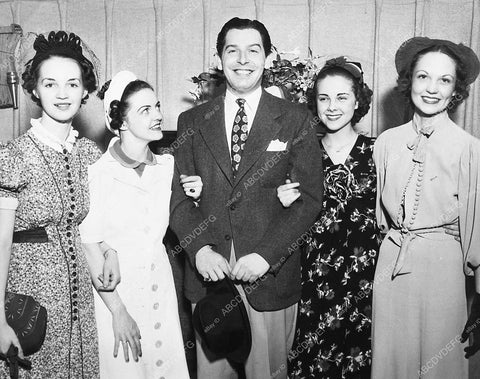 candid Milton Berle with friends 425-27 - 0425-027