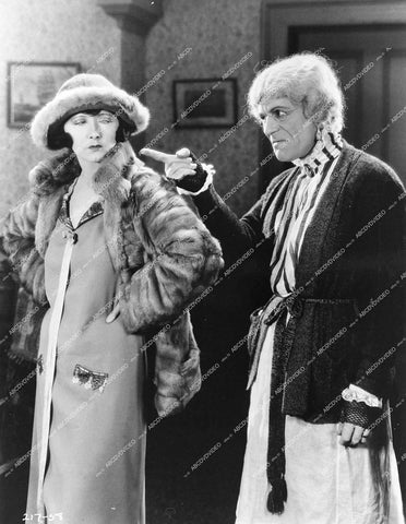 Lon Chaney Sr, Mae Busch - 1925 silent film The Unholy Three - 0426-027