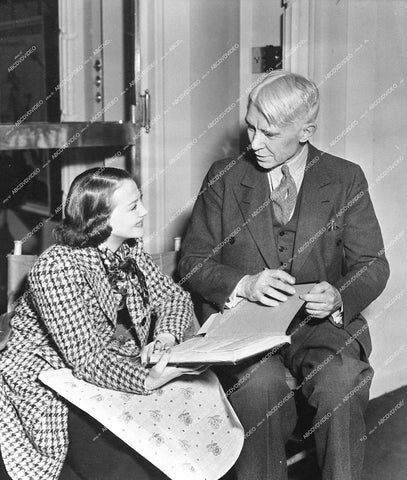 author writer poet Carl Sandburg & Sylvia Sidney candid setting - 0428-014