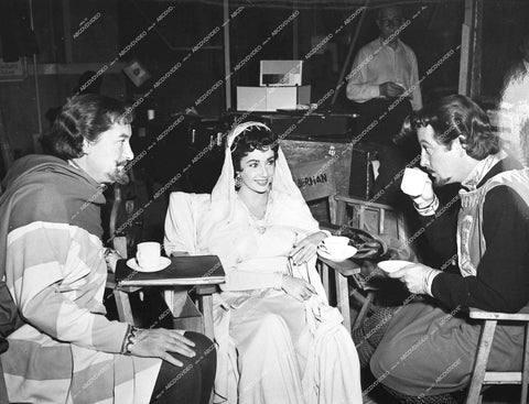 behind the scenes Elizabeth Taylor, George Sanders, Robert Taylor - 1952 film Ivanhoe - 0445-012