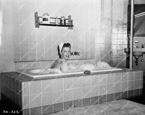 Ann Sheridan in the bathtub - 1944 film The Doughgirls - 0451-008