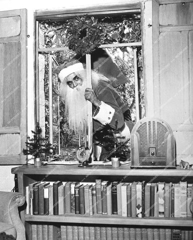 good spirit Boris Karloff dons Santa Claus outfit for Christmas cheer - 0452-023