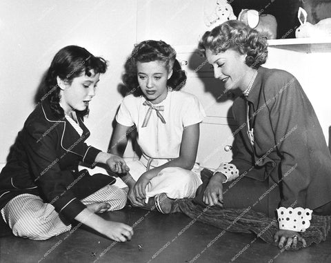 Jeanette MacDonald, Jane Powell, Elinor Donahue playing jacks - 1948 film Three Daring Daughters - 0452-035