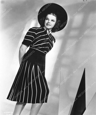 Judy Garland in her new smart fashion 455-02 - 0455-002
