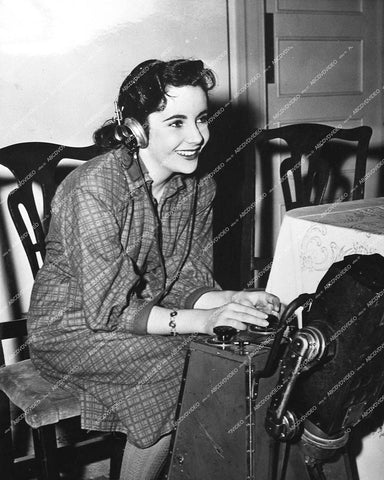 Elizabeth Taylor playing with the sound equipment behind the scenes - 0458-004