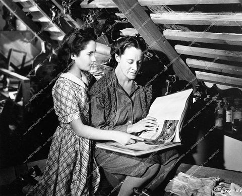 Elizabeth Taylor, Anne Revere - 1944 film National Velvet - 0458-007