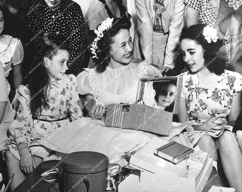 candid Jane Powell birthday gifts from Elizabeth Taylor & Margaret O'Brien - 0458-013