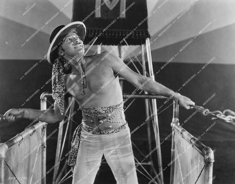 shirtless Norman Kerry - 1927 silent film The Unknown - 0463-012