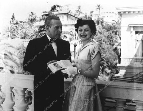news photo Cindy Ames gets George Raft's autograph 475-05
