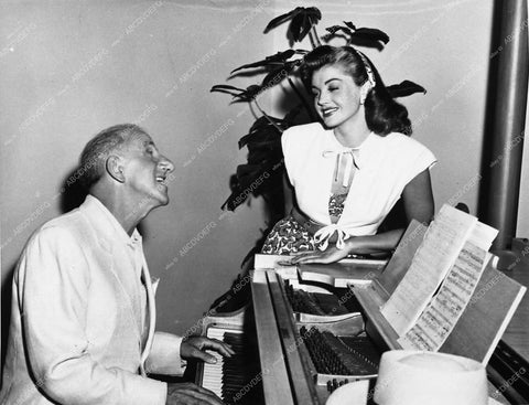 Jimmy Durante Esther Williams rehearse at the piano 725-33