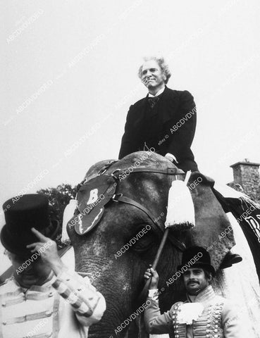 Burt Lancaster w the elephant TVM Barnum - 11000-024