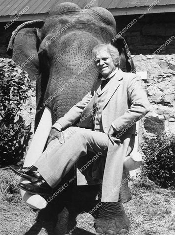 Burt Lancaster w the elephant TVM Barnum - 11000-025