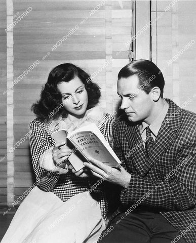 candid Frances Dee & William Holden review first aid procedures - 11001-025