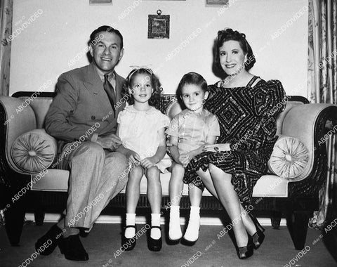 candid George Burns & Gracie Allen w the kids at home - 11003-023