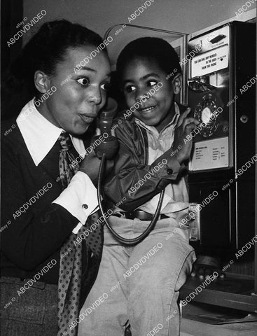Marc Copage, Janear Hines at the pay telephone TV Julia - 11005-028