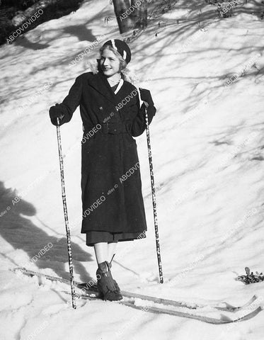 candid Ann Harding does a little skiing - 11006-008