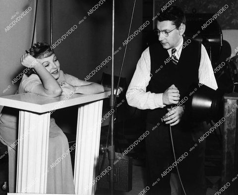 candid Anna Lee posing for the still photographer Ernest Bachrach - 11007-001