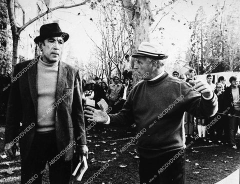 Anthony Quinn w director Stanley Kramer on location film The Secret of Santa Vittoria - 11007-015