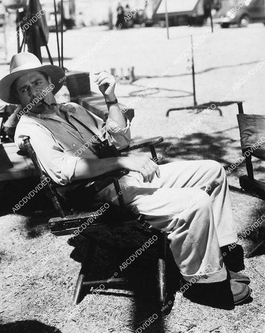 candid Warner Baxter sitting in the shade between takes - 11011-003