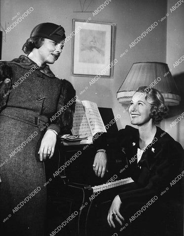 candid Elissa Landi and friend sitting at the piano - 11011-007