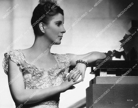 beautiful Diana Wynyard profile portrait - 11011-027