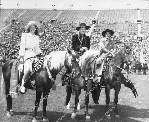 candid Esther Williams, Leo Carrillo on horseback at Los Angeles Coliseum western rodeo parade - 11013-027