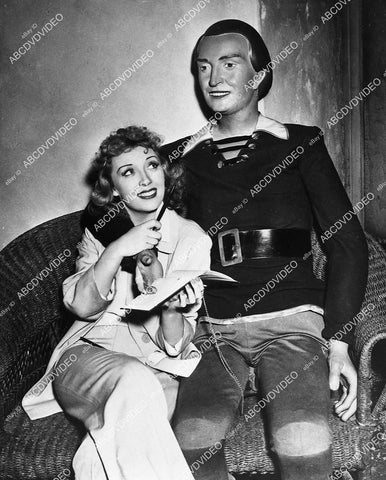 candid Jessica Dragonette voice w giant doll Fleischer cartoon film Gulliver's Travels - 11023-015