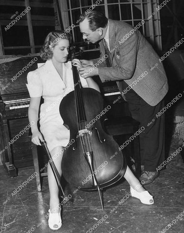 candid Ann Richards gets cello lessons from Oskar Baum - 11030-001