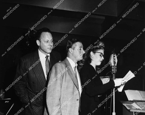 Martha Raye and friends at MBS radio microphone - 11031-001