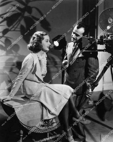 candid Barbara Reed w camerman Joseph Valentine - 11031-009