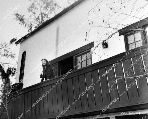 candid Barbara Reed at her home - 11031-010