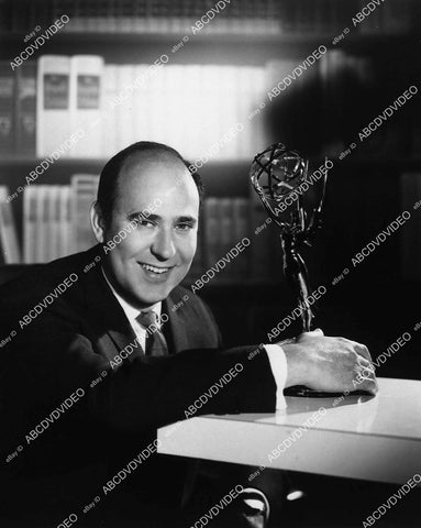 Carl Reiner w his Emmy Award - 11031-014
