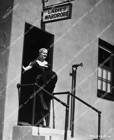 candid Lynne Carver just gets signed coming out of ladies wardrobe - 11031-015