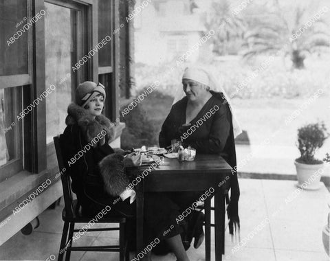 candid Vera Reynolds and her mother I think - 11031-023