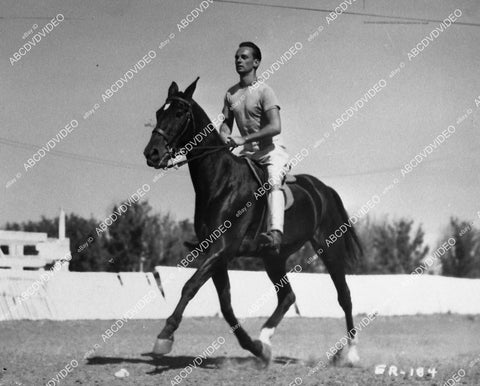 candid Erik Rhodes on horseback - 11031-030