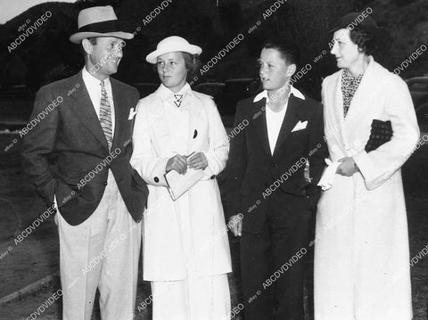 candid Roscoe Karns w wife and kids in Lone Pine Californie - 11032-017
