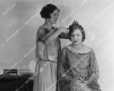 candid Agnes Ayers gets hair done w vintage curling or crimping iron - 11032-033