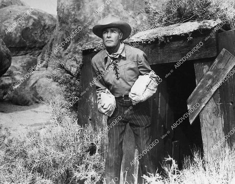 Randolph Scott comes out of gold mine w a few bags - 11034-020