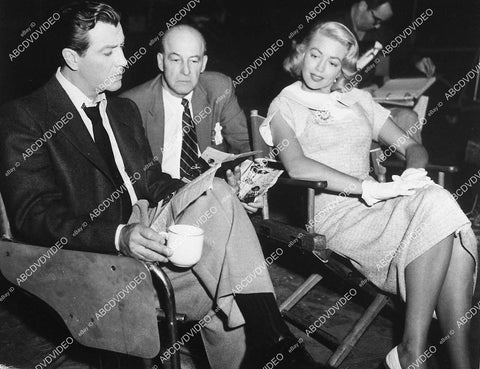 candid Robert Taylor, director Richard Thorpe, Dorothy Malone film Tip on a Dead Jockey - 11036-007