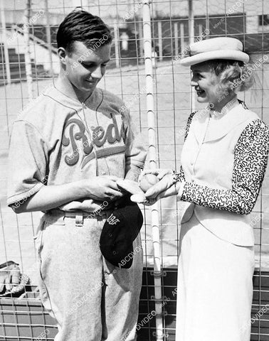 candid Mae Clarke and some baseball player - 11042-011