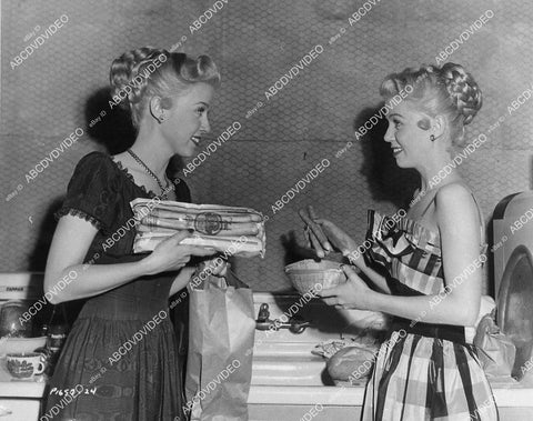 candid Lyn & Lee Wilde twins making hot dogs behind the scenes film Campus Honeymoon - 11042-021
