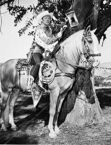Roy Rogers and Trigger posting a wanted poster 12146-08