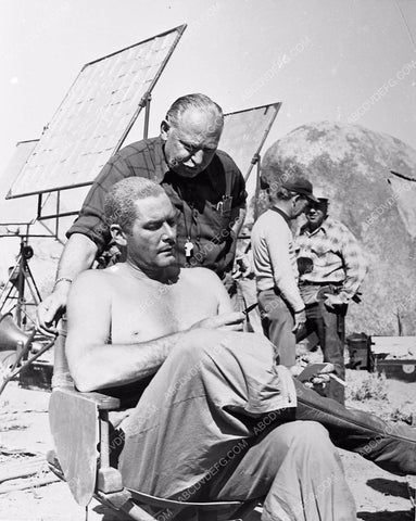 candid Errol Flynn on set film Kim 142-36