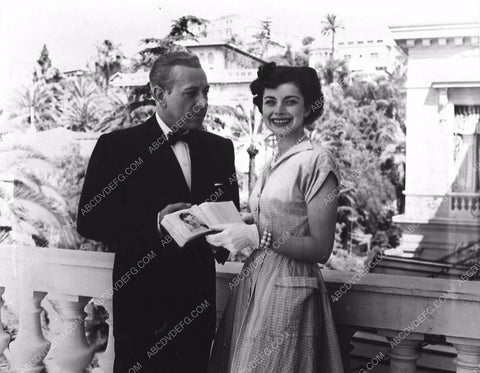 news photo Cindy Ames gets George Raft's autograph 475-05