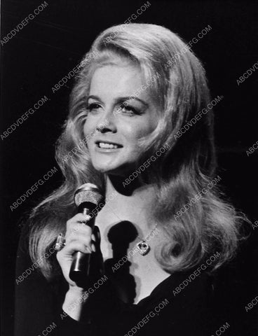 Ann-Margret w microphone TV When You're Smiling 511-08
