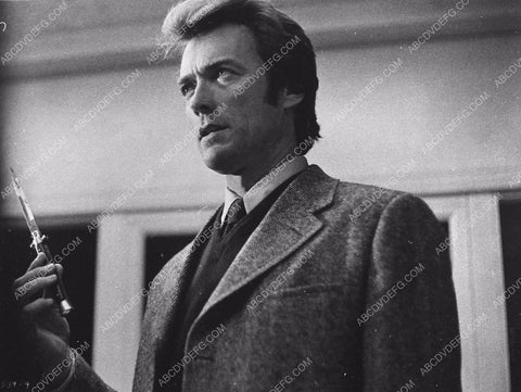 Clint Eastwood w a switchblade film Dirty Harry 519-15