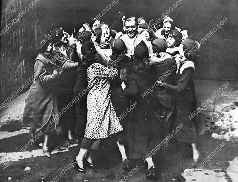 Clark Gable surrounded by mob of fans 713-23