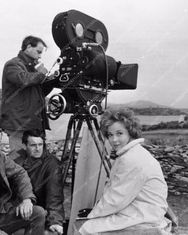 candid Susan Hayward on location in front of movie cameras 735-08