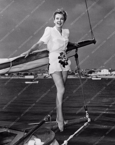 candid Ida Lupino out for a boat ride in cute summer wear 735-09