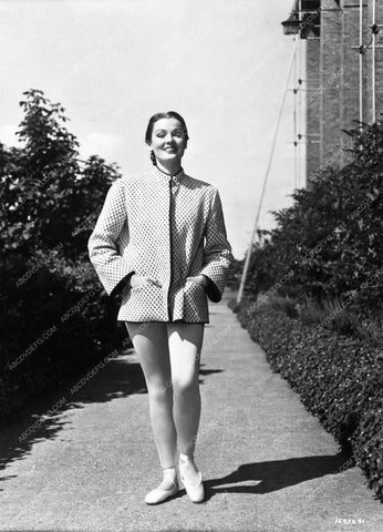 candid Gene Tierney on MGM backlot film Never Let Me Go 763-13